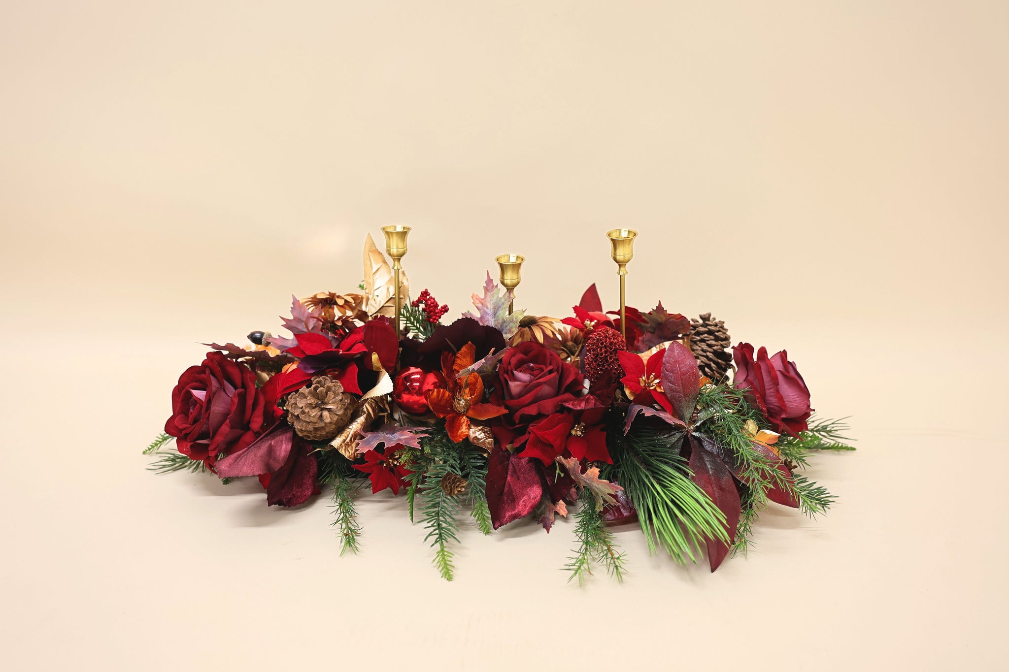 Crimson Desire – Zijden Tafelstuk Rood met 3 Kandelaars
