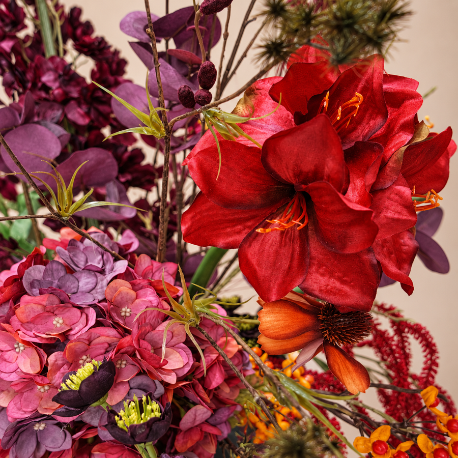 Detail van levensechte zijden bloemen in boeket Autumn