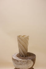 Mae Cozy sand Vase Swirl - Luxe zijden bloemen boeket - Kunstbloemen van Sharon Flowers