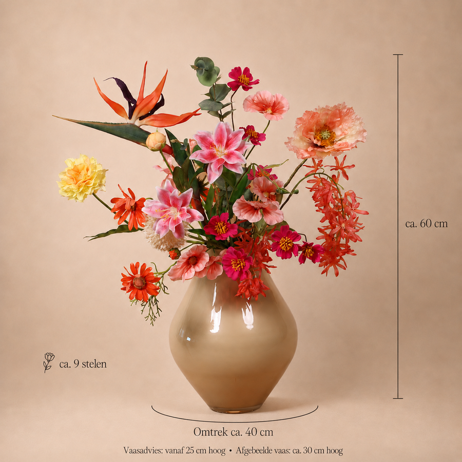 Detail van levensechte oranje en roze zijden bloemen in boeket Sunset