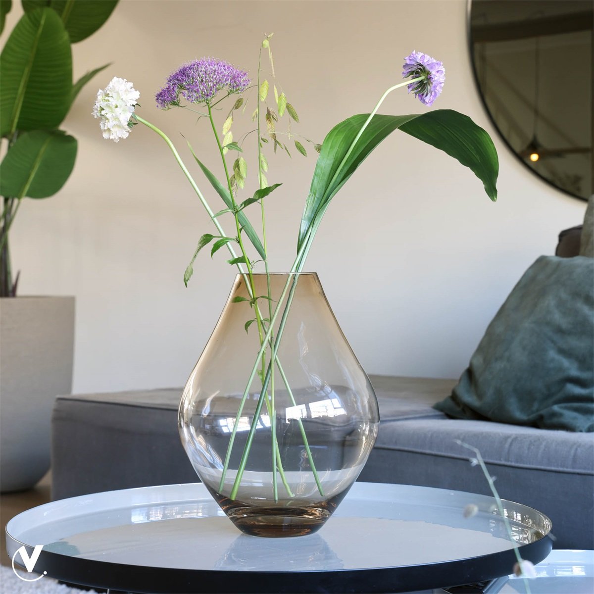 Vaas less taupe - Luxe zijden bloemen boeket - Kunstbloemen van Sharon Flowers