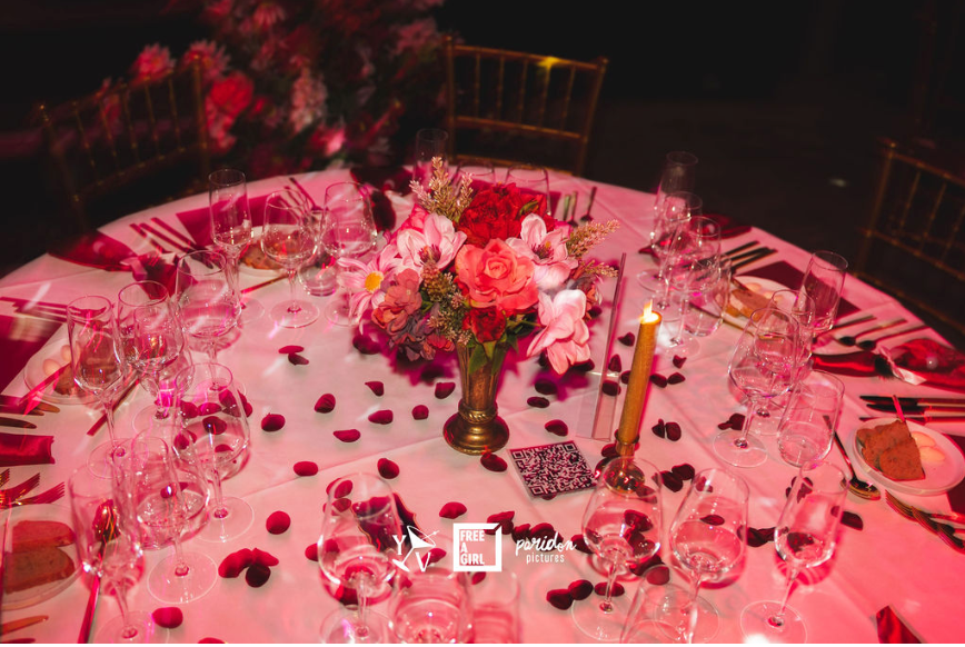 Bloemstyling in Rood- en Roze Tinten voor het Event van Free A Girl