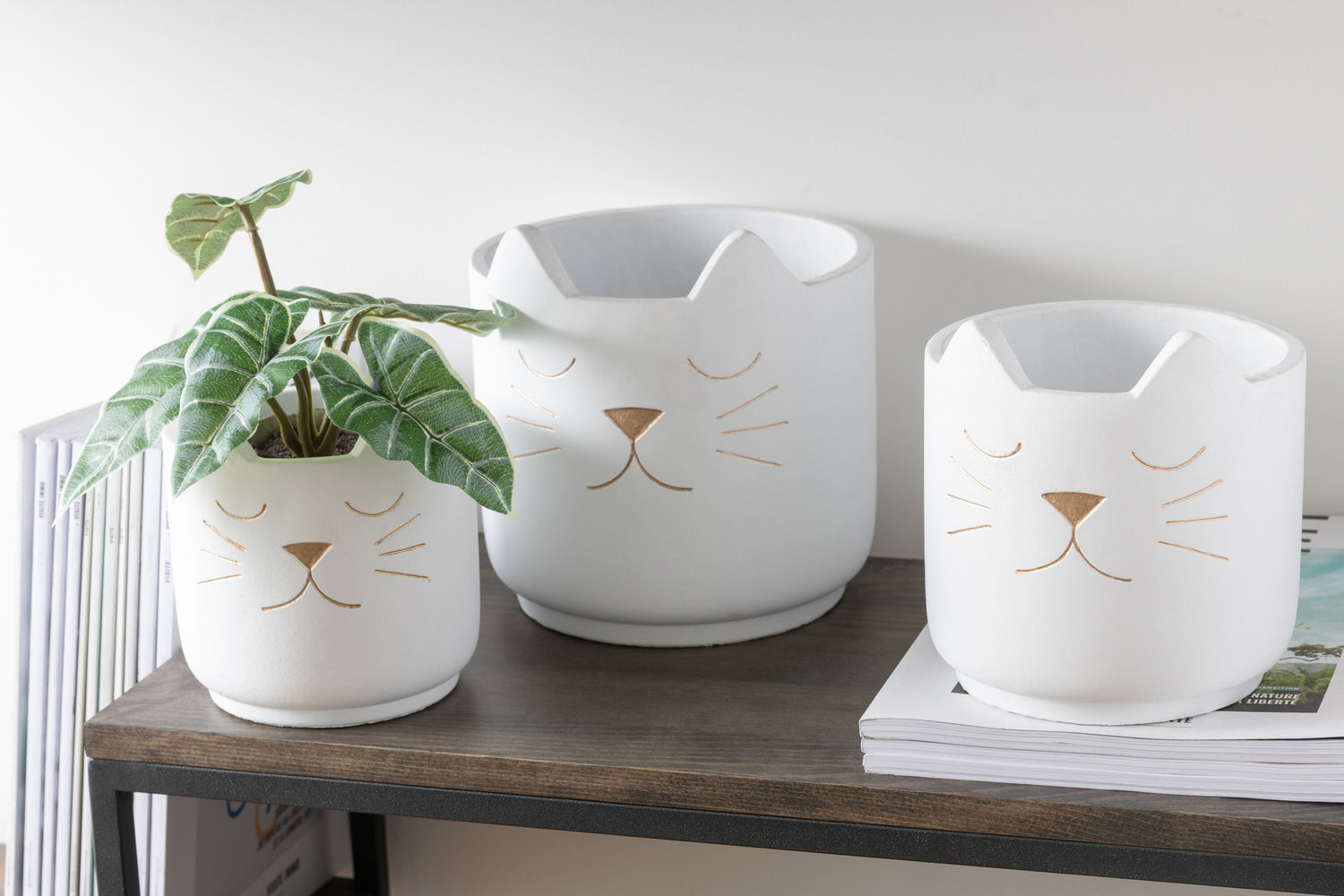 Flower Pot Cat Cement White Gold Medium