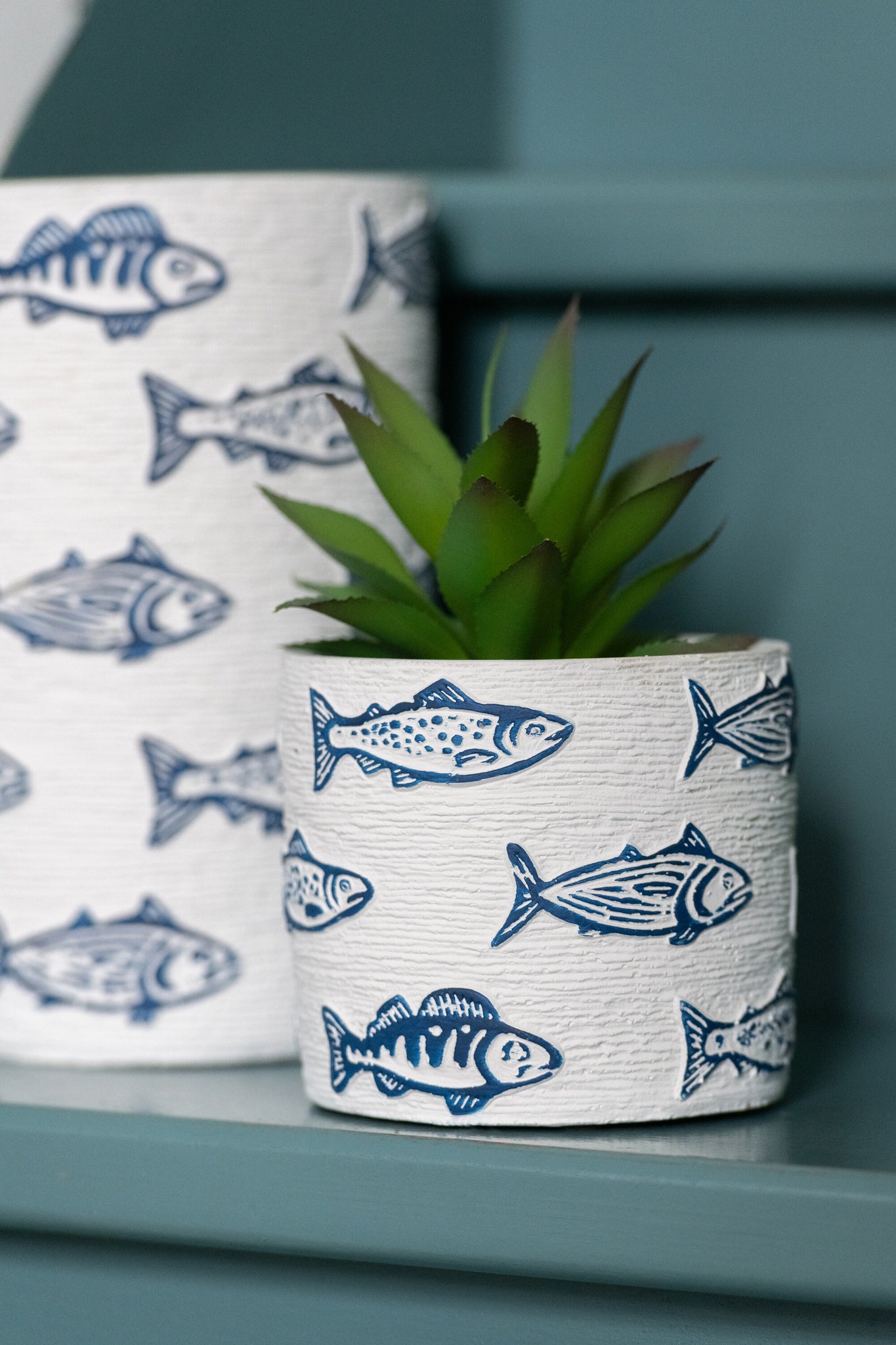 Flowerpot Fish Round Cement White/Blue Medium