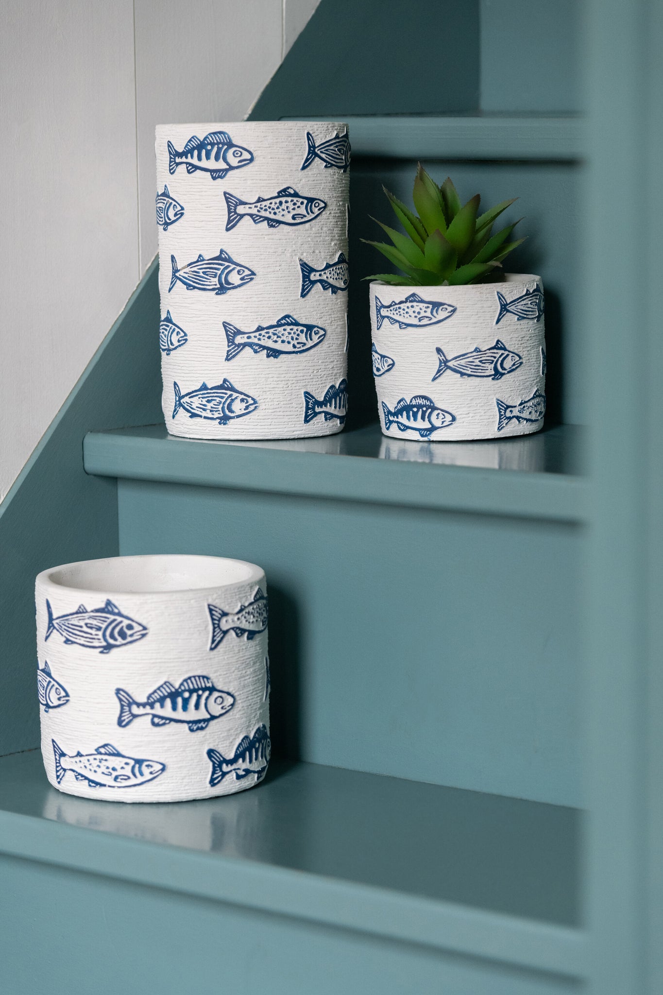 Flowerpot Fish Round Cement White/Blue Medium