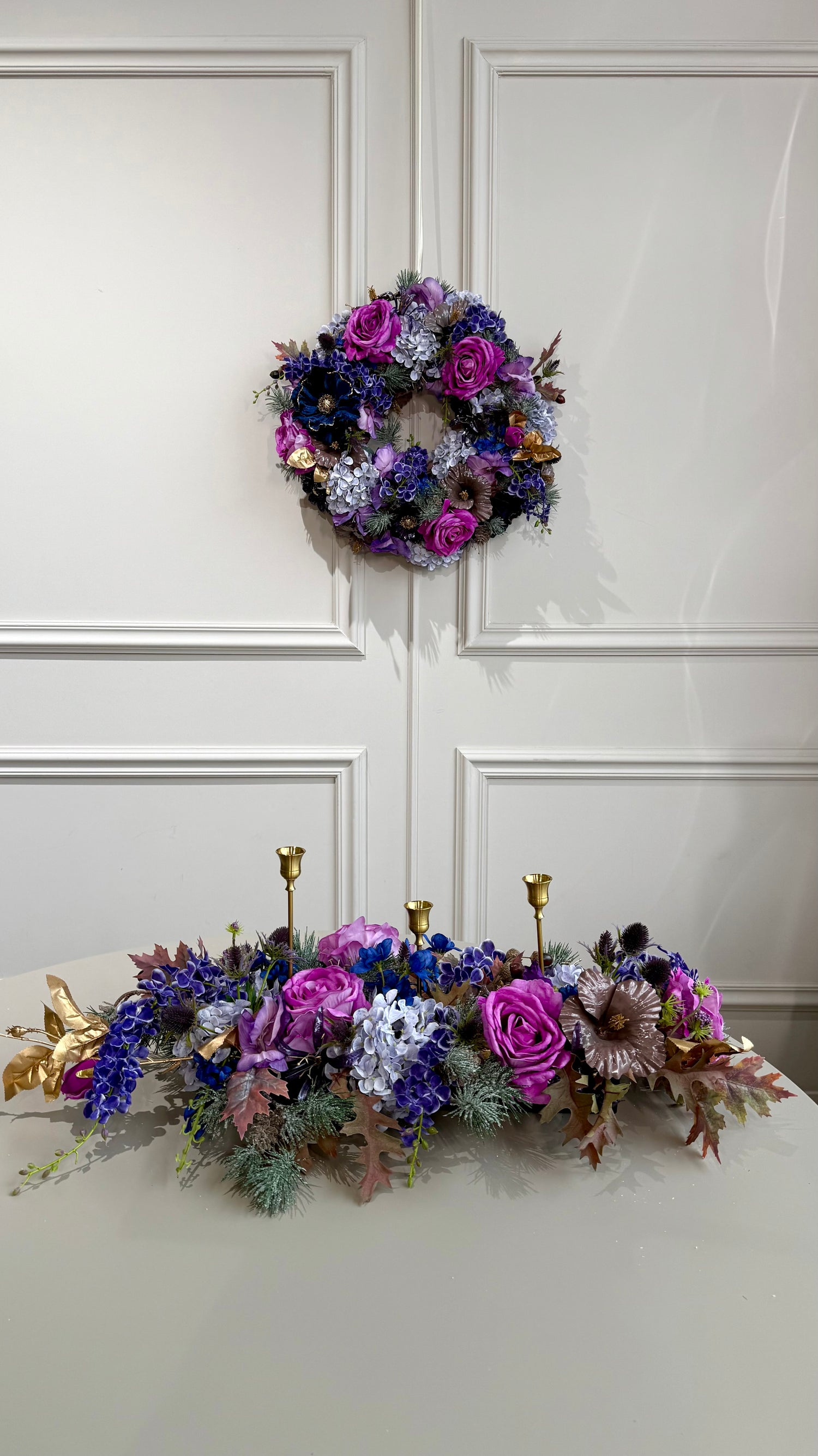 Midnight Bloom – Zijden Tafelstuk Blauw-Paars met 3 Kandelaars