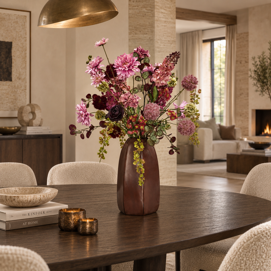Detail van levensechte zijden bloemen in boeket Burgundy Chic