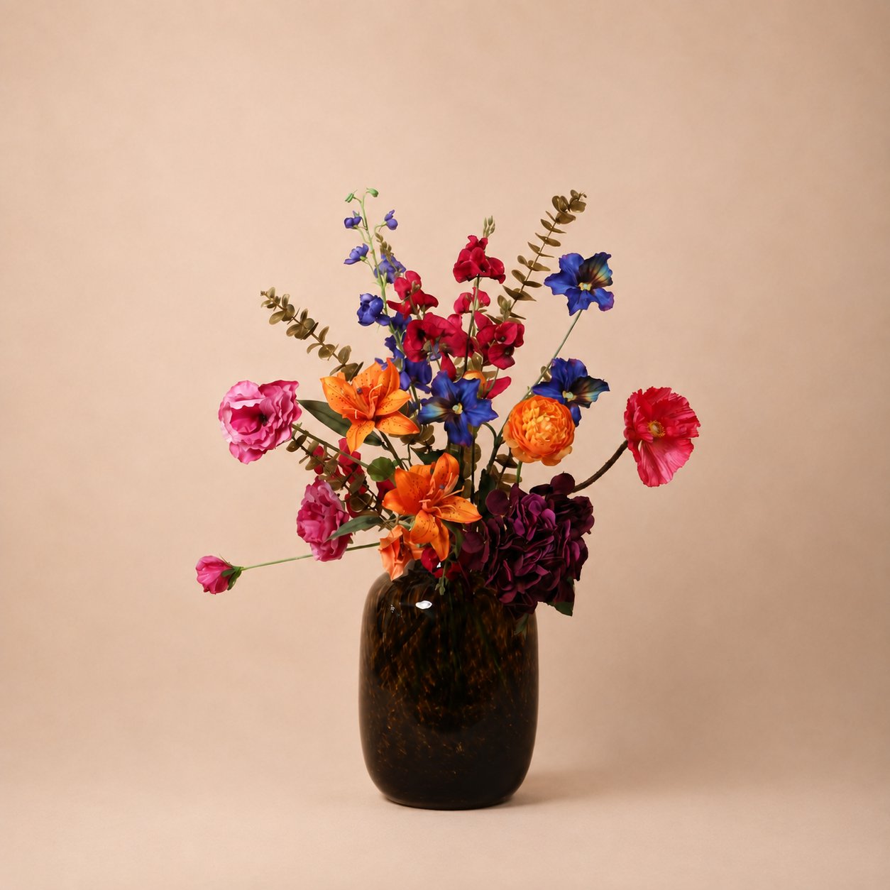 Zijden boeket Midnight Petit met fuchsia, oranje en diepblauwe bloemen