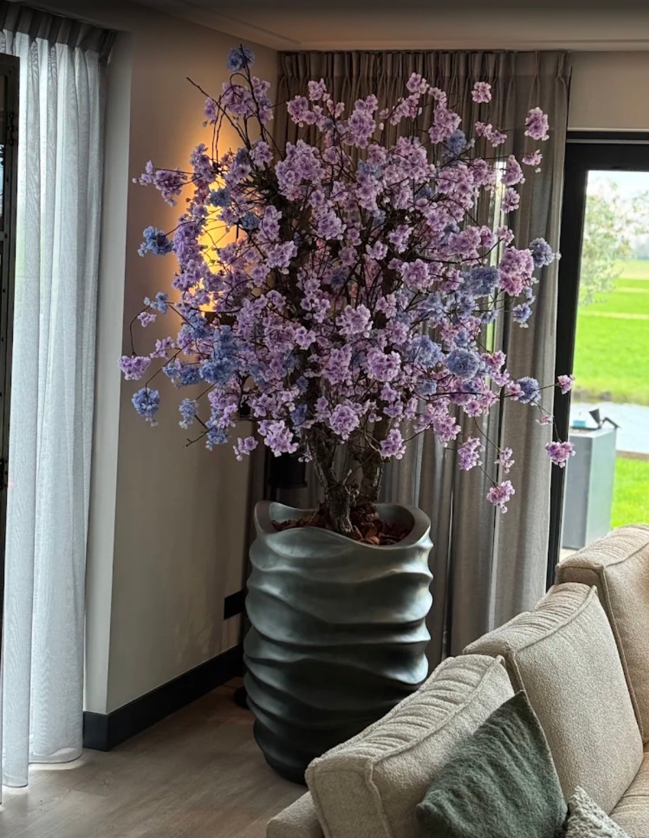 Luxe zijden bloemstyling als eyecatcher in huis