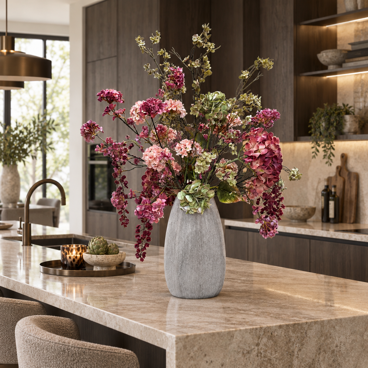 Zijden boeket Burgundy Chic in een kleurrijk en warm interieur
