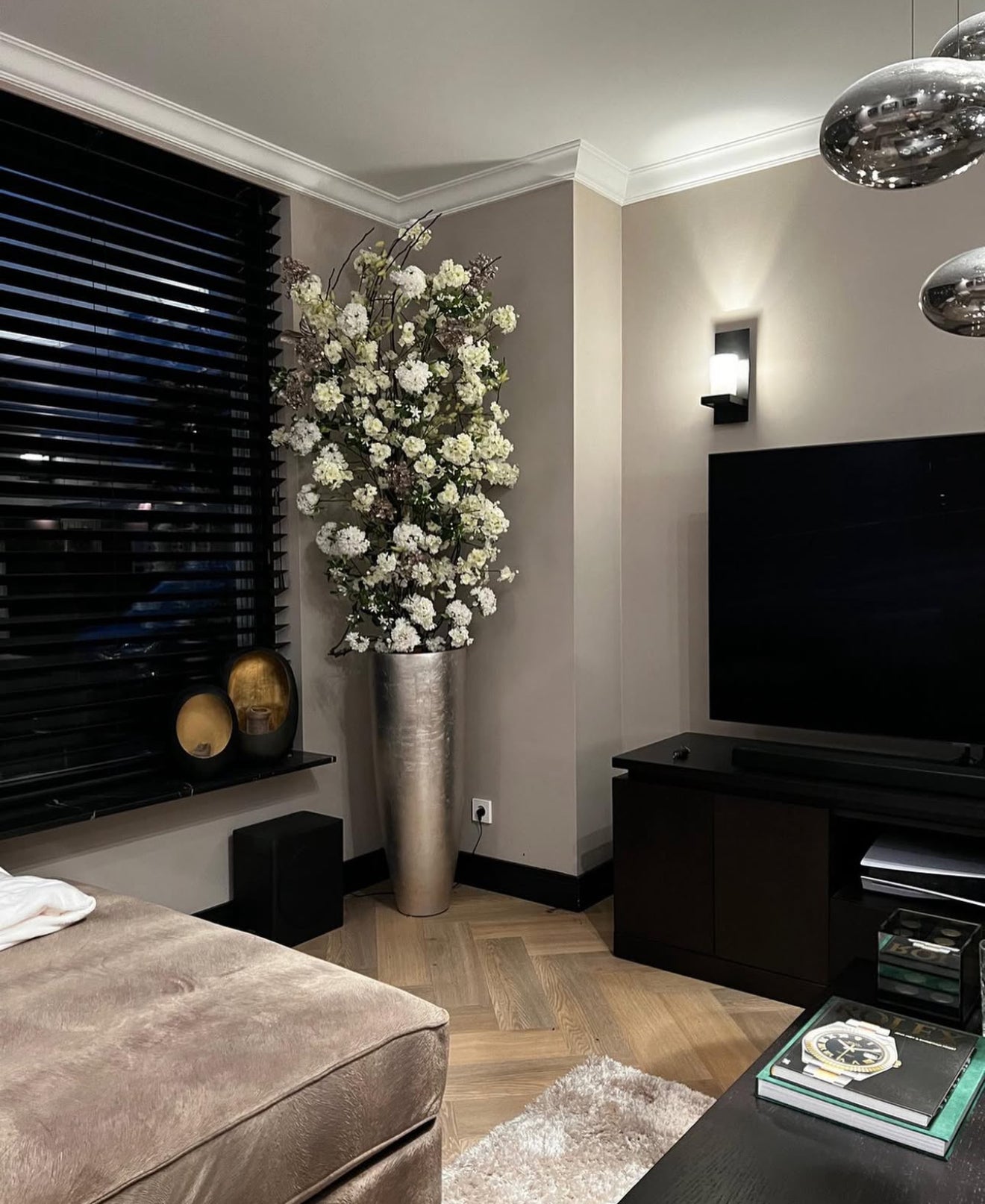 Zijden bloemenarrangement afgestemd op interieurkleuren