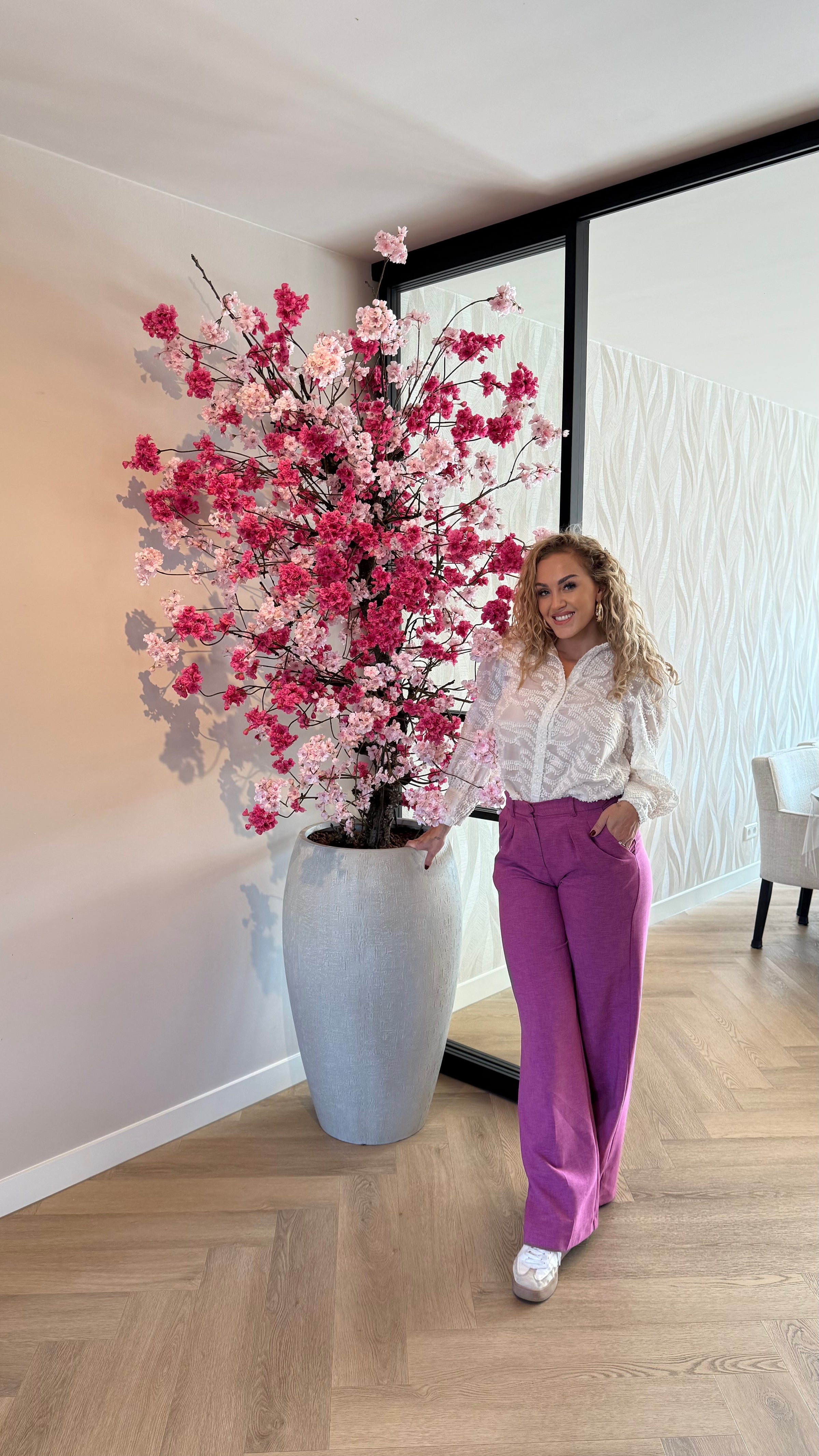 Handgemaakte bloesemboom en zijden bloemstyling in een luxe interieur