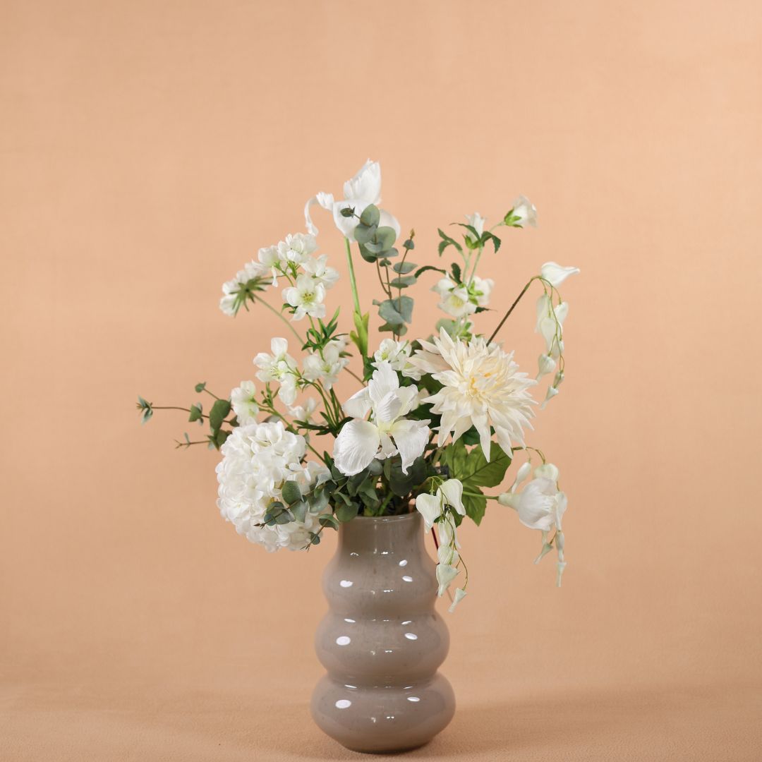 Japandi vaas taupe met zijden bloem boeket