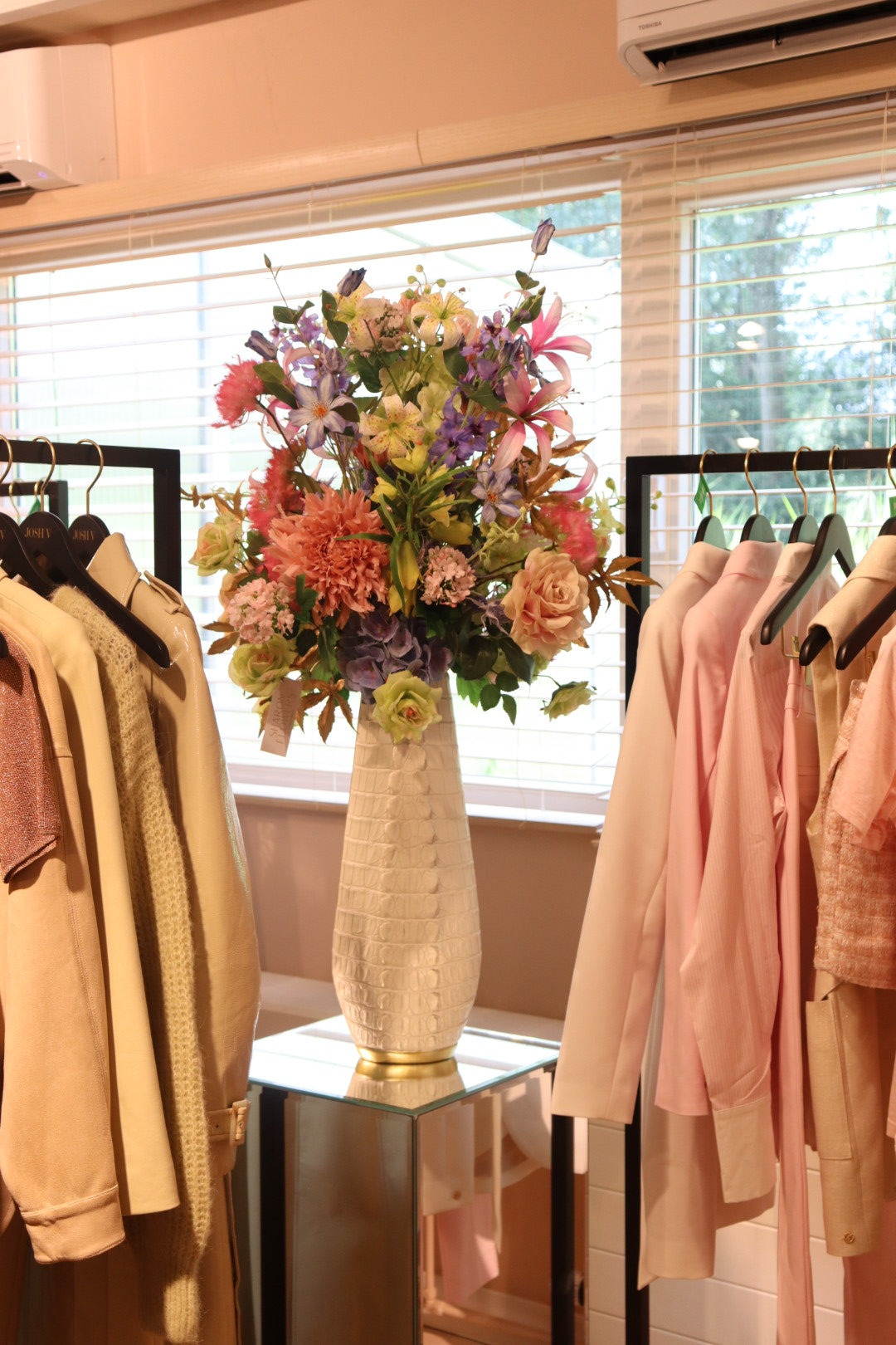 Luxe zakelijke zijden bloemstyling in een interieur