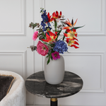 Luxe beige vaas met zijden bloem boeket 