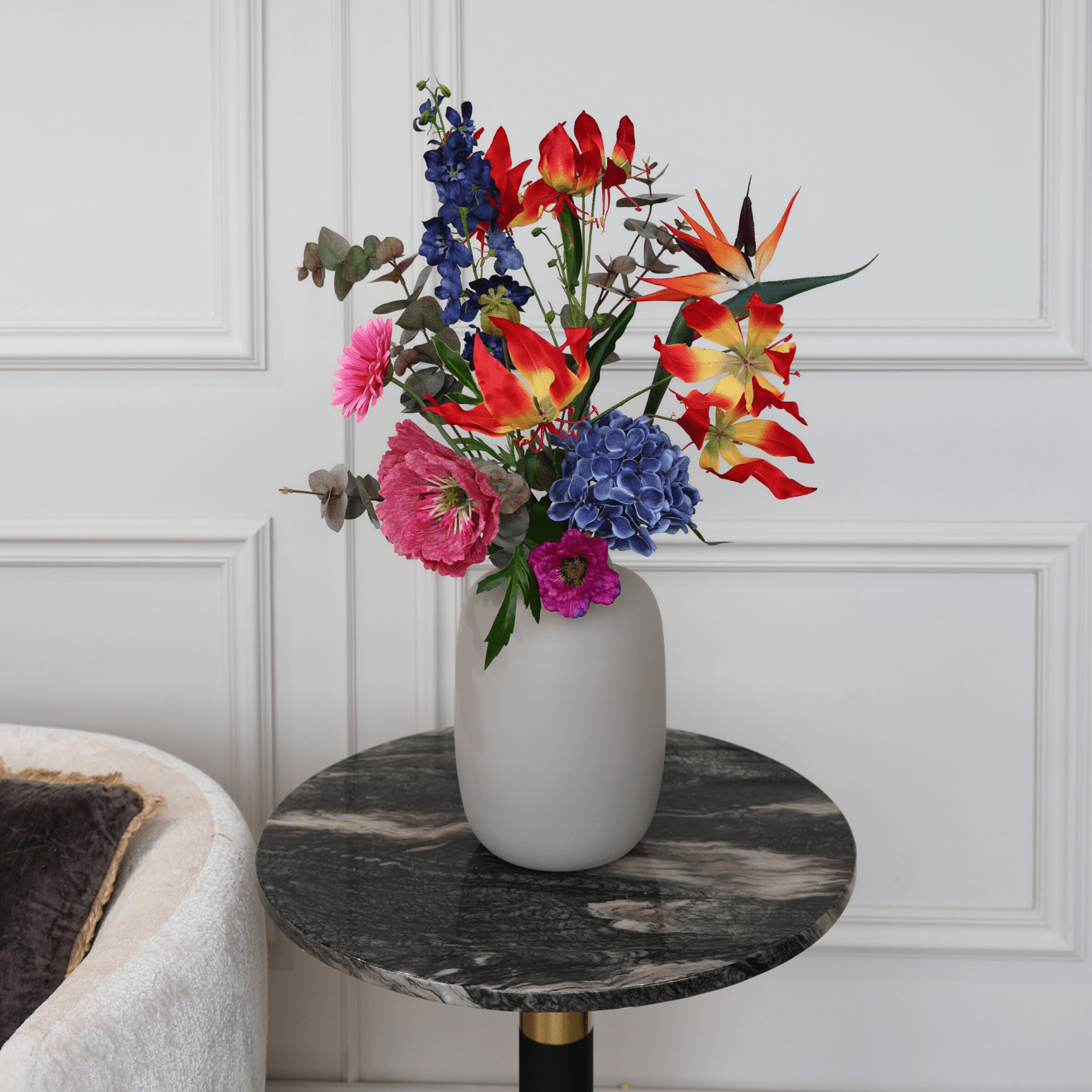 Luxe beige vaas met zijden bloem boeket 