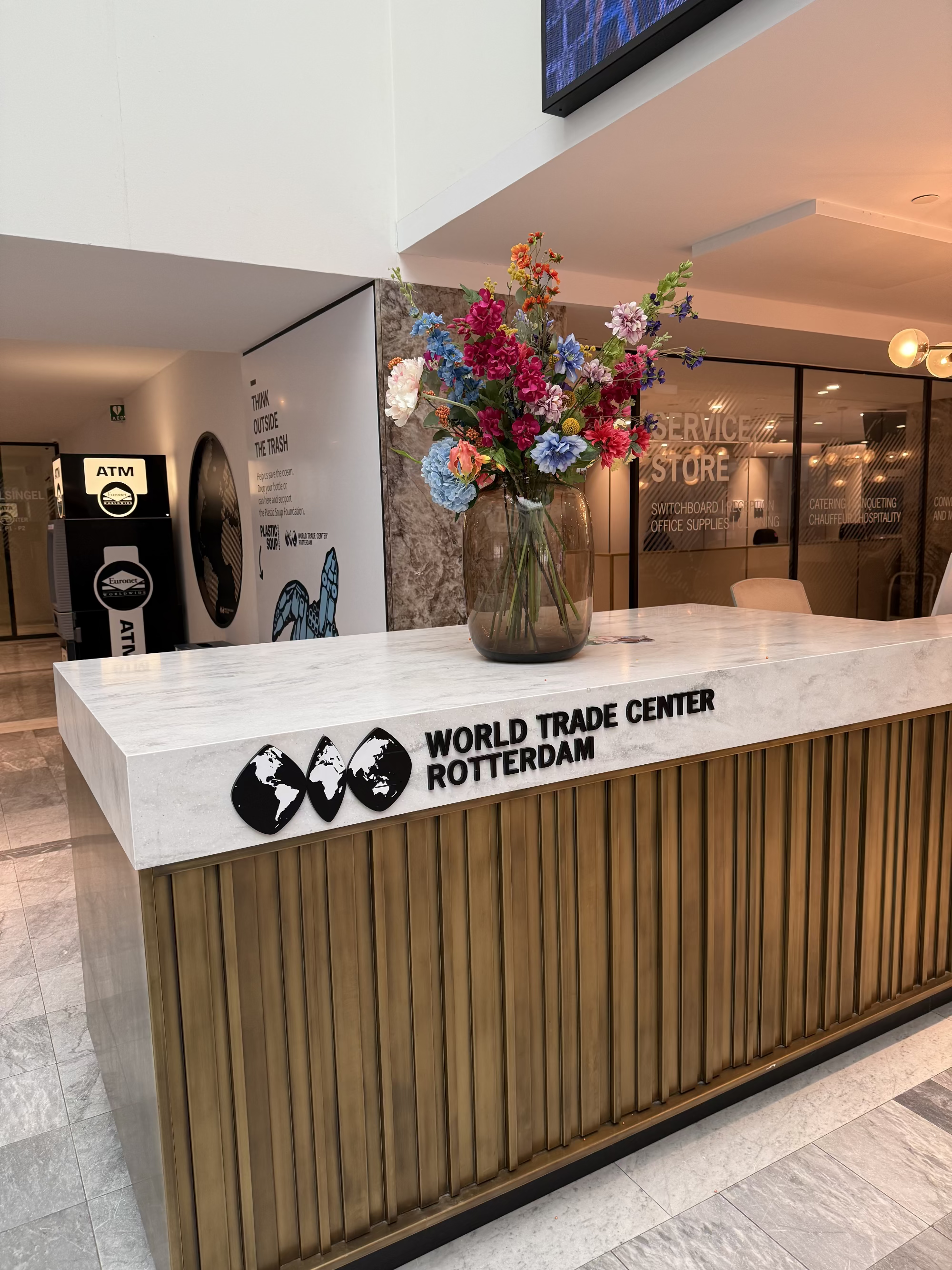 Luxe kunstbloemen op de balie van een hotel – zakelijke abonnementservice Sharon Flowers