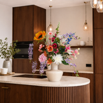 Luxe kunstboeket inclusief keramieken vaas voor een sfeervolle woonkamer.
