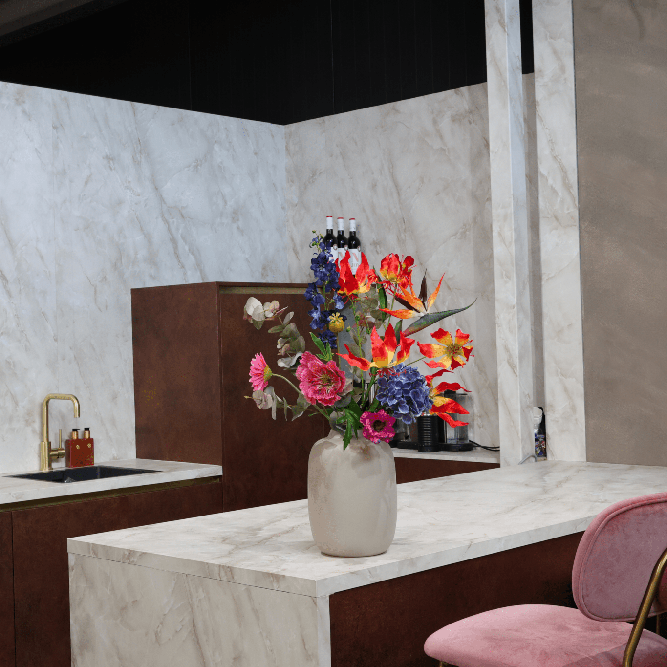 Luxe vaas met kleur bont boeket 