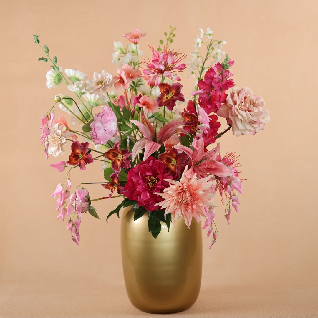 Luxe gouden vaas met roze zijden bloem boeket