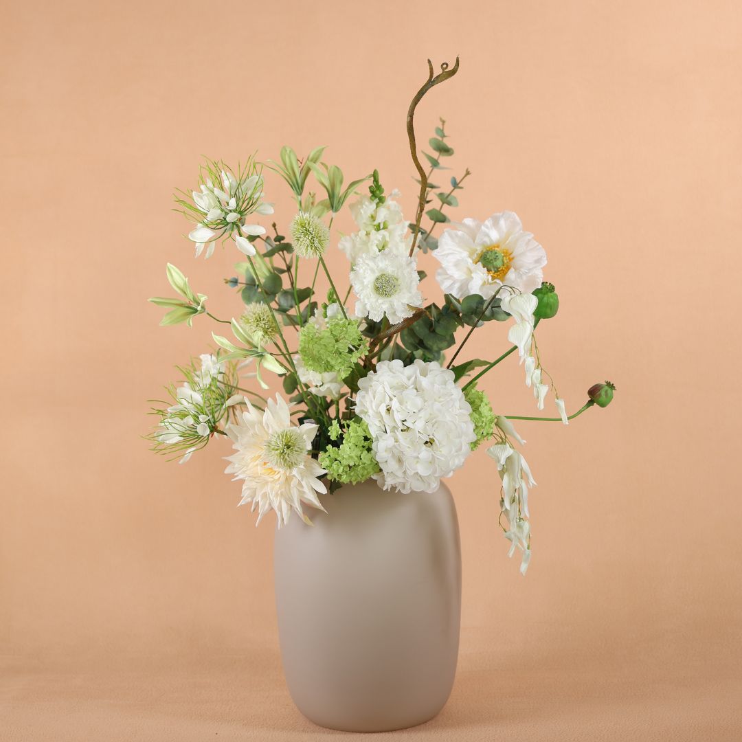 Matte beige vaas met zijden bloem boeket wit groen