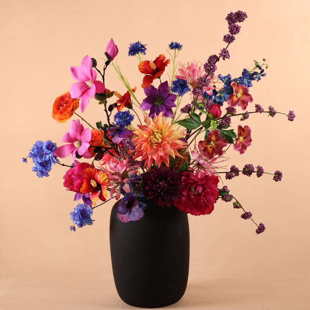 mat zwarte vaas met kleurrijk zijden bloem boeket