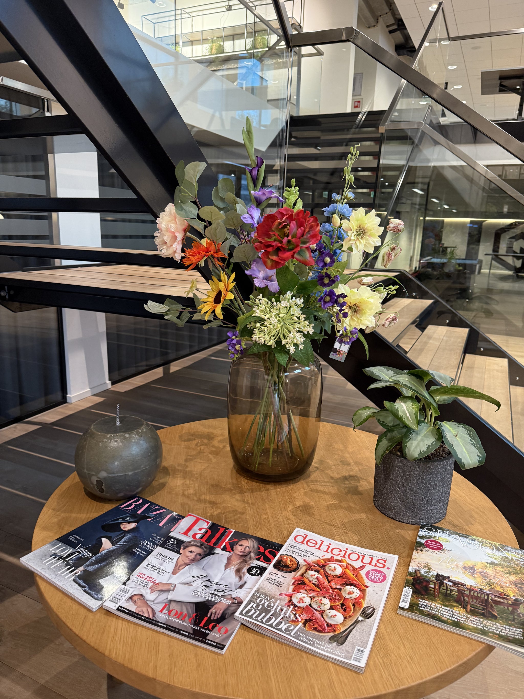 Professionele zijden bloemstyling voor wachtruimtes en recepties
