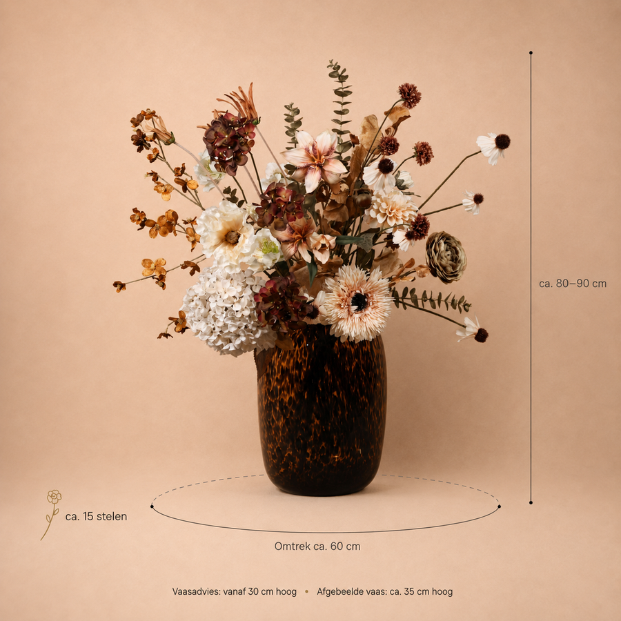 Detail van levensechte zijden bloemen in boeket Nude