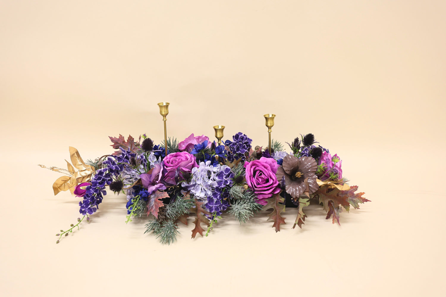 Midnight Bloom – Zijden Tafelstuk Blauw-Paars met 3 Kandelaars