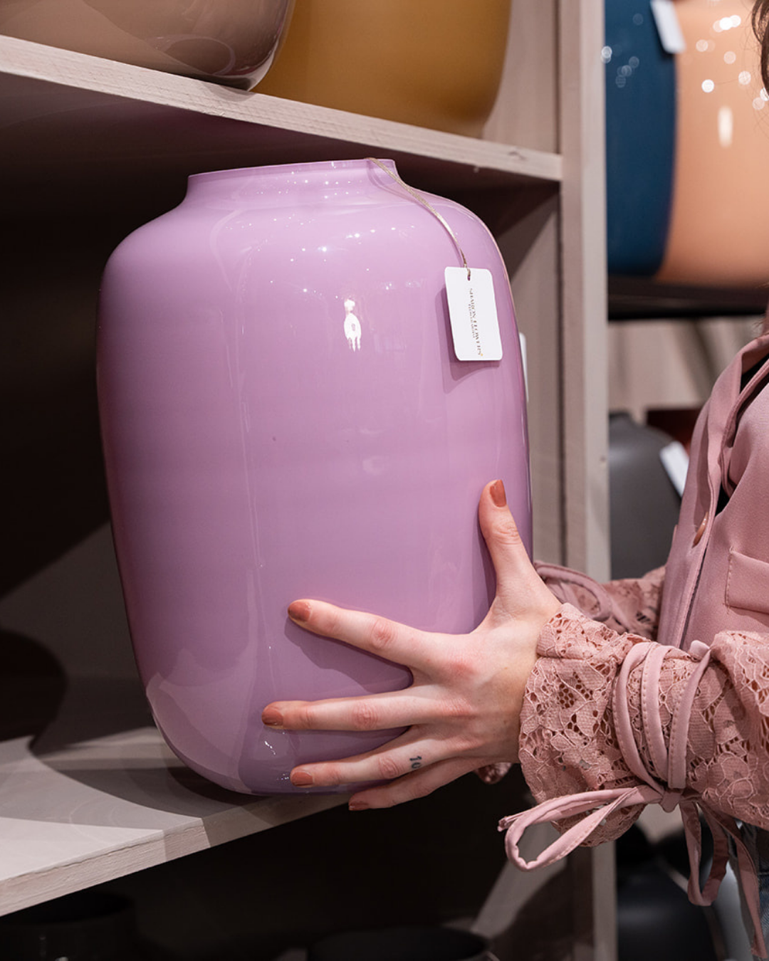 zijden bloemstuk in een stijlvolle vaas – Sharon Flowers