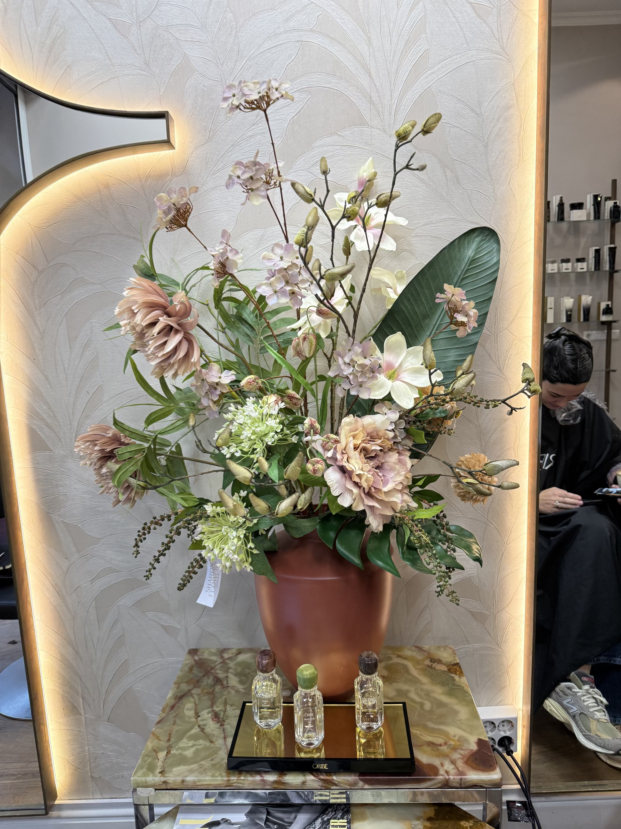 Zijden bloemenabonnement voor bedrijven – stijlvolle bloemstyling op kantoor