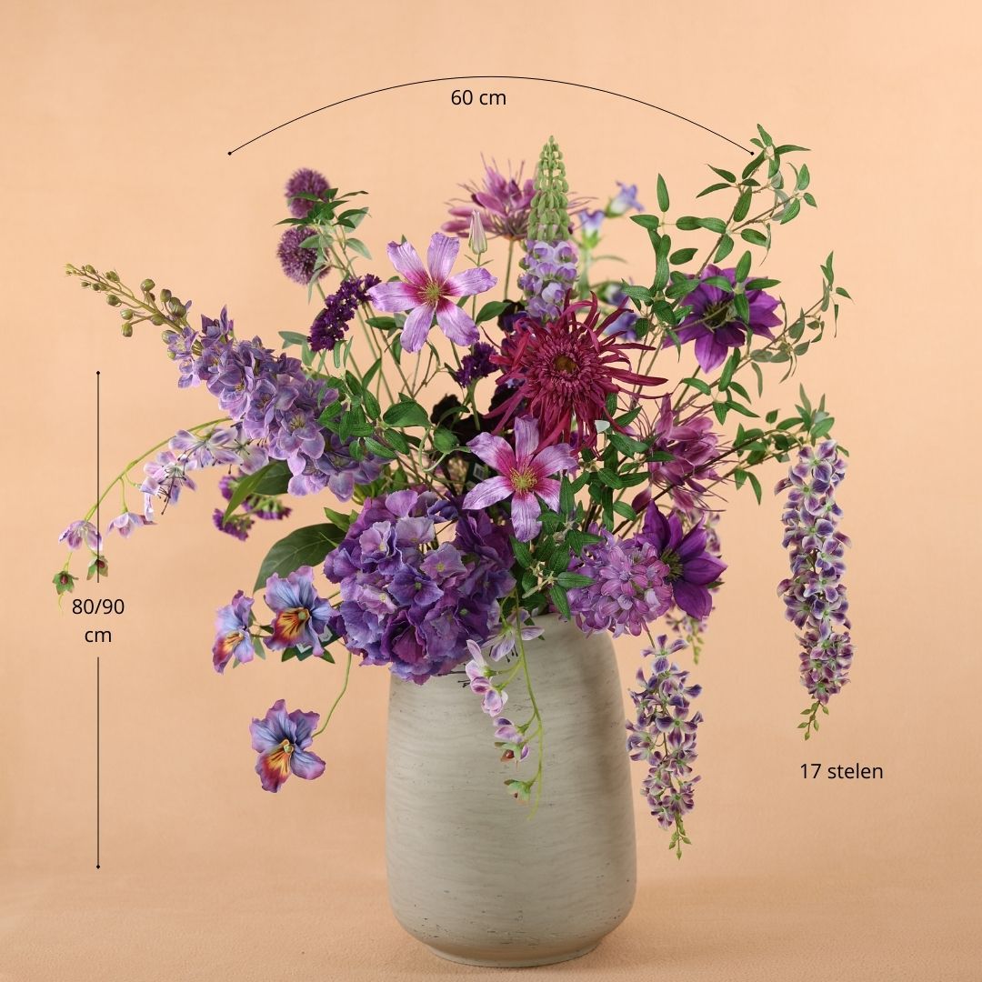 Beige vaas met zijden bloem boeket paars