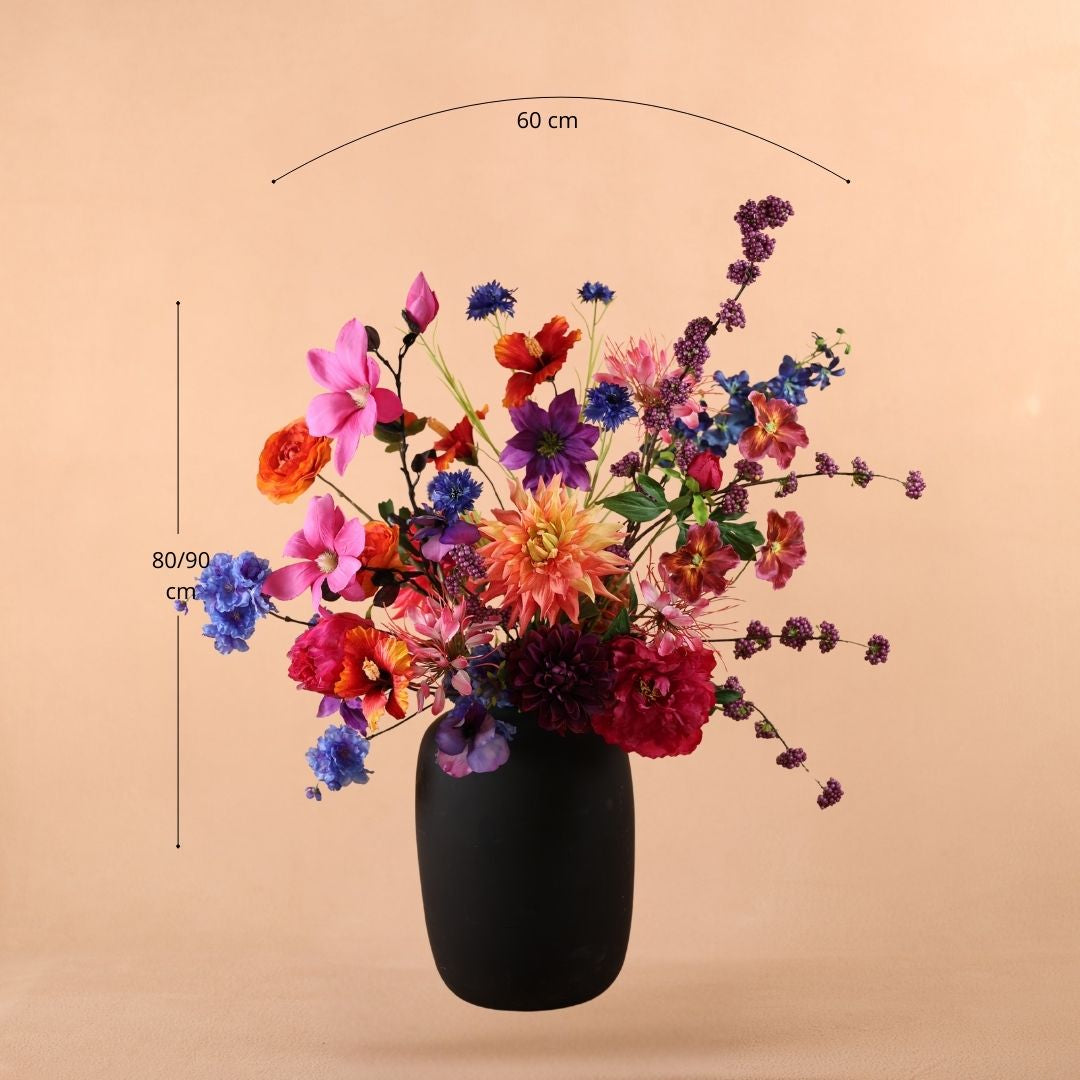 mat zwarte vaas met kleurrijk zijden bloem boeket