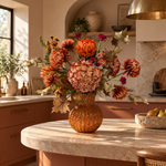 Herfstboeket Amber Glow in een warme moderne keuken