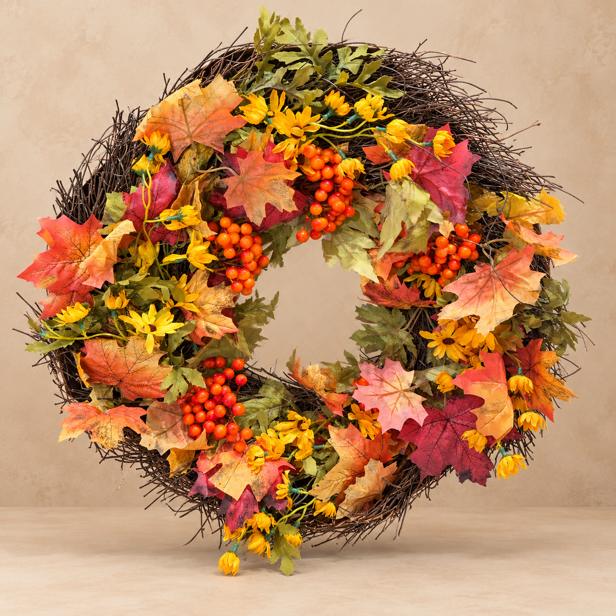 Herfstkrans Autumn Berry met oranje bessen op beige achtergrond