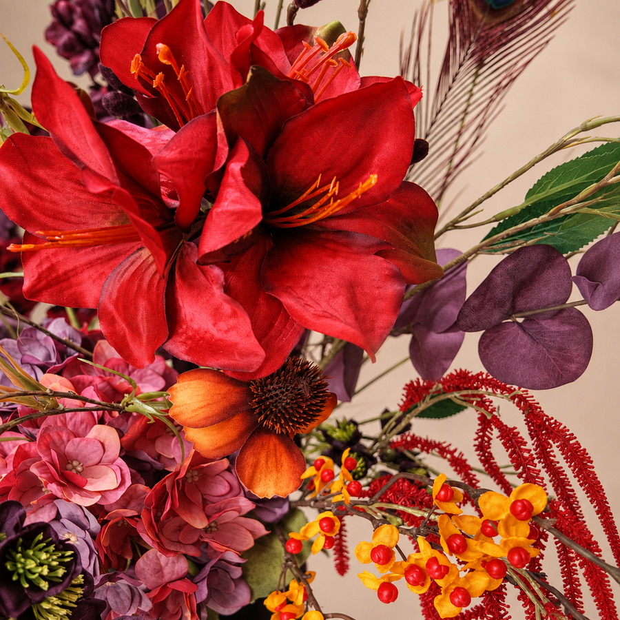 Detail van levensechte zijden bloemen in boeket Autumn