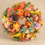Herfstkrans Maple Pumpkin met oranje pompoenen op beige achtergrond