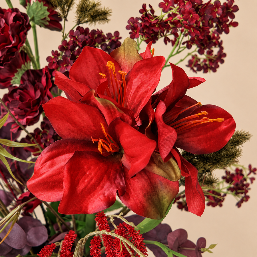 Detail van levensechte zijden bloemen in boeket Autumn