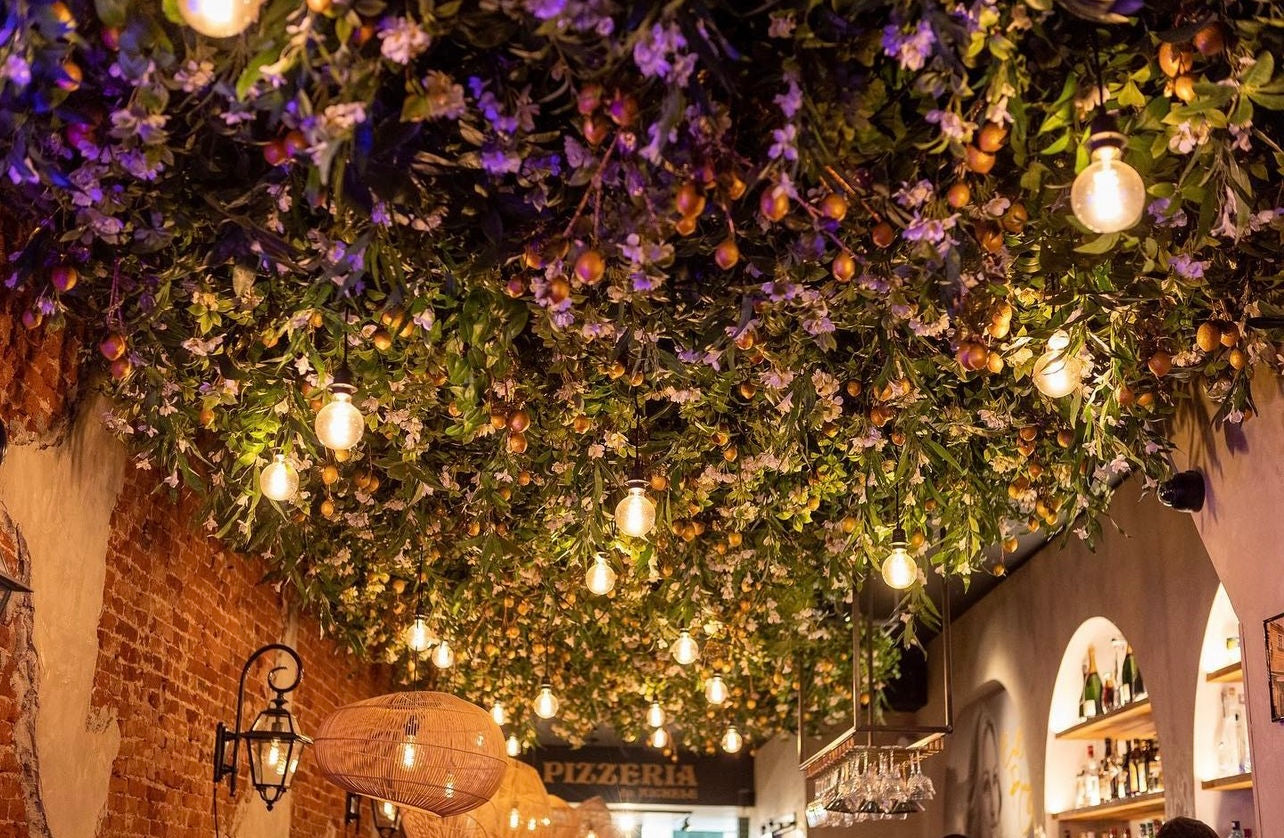 bloemstyling-bedrijfs-styling-restaurant-zijden-bloemen-plafond-pizzeria-da-michele1