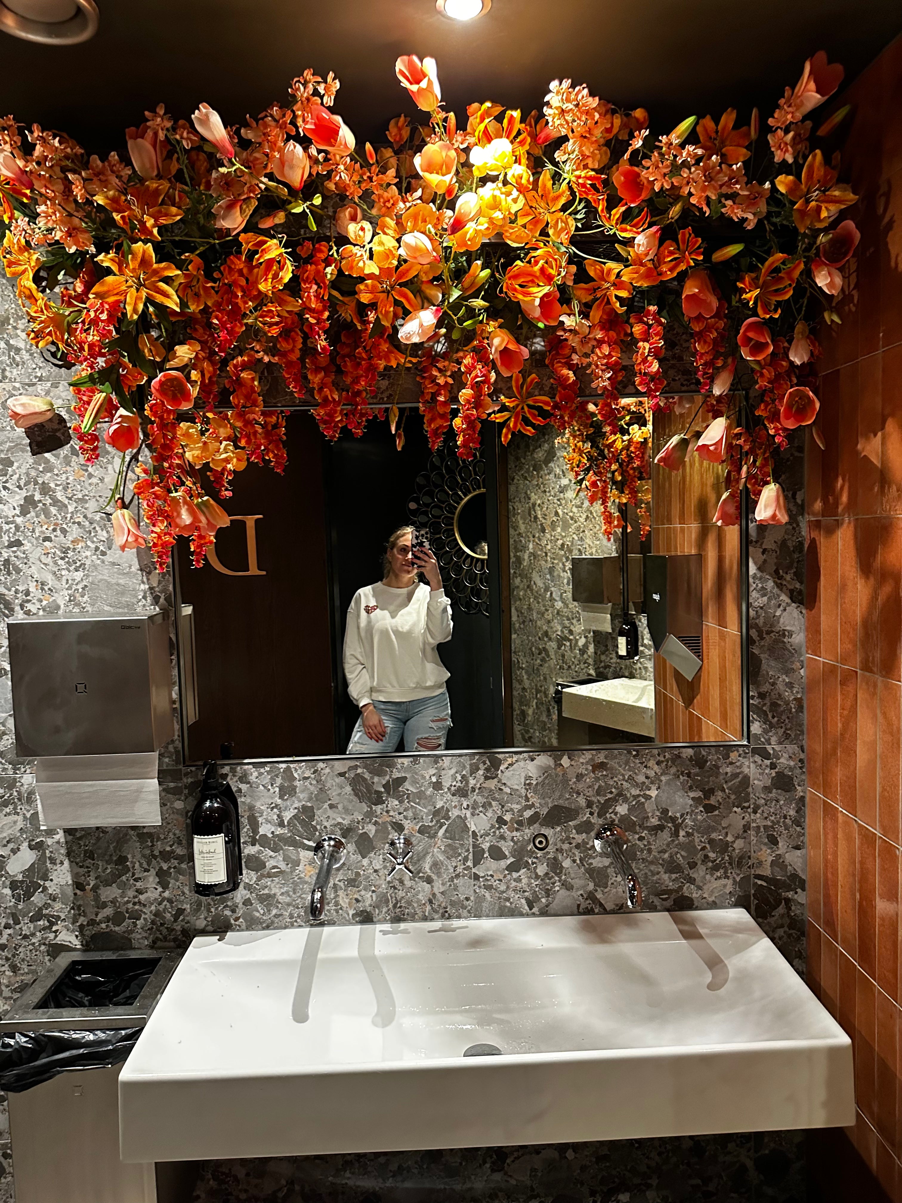 bloemstyling-bedrijfs-styling-restaurant-zijden-bloemen-spiegel-wonders-bergen1