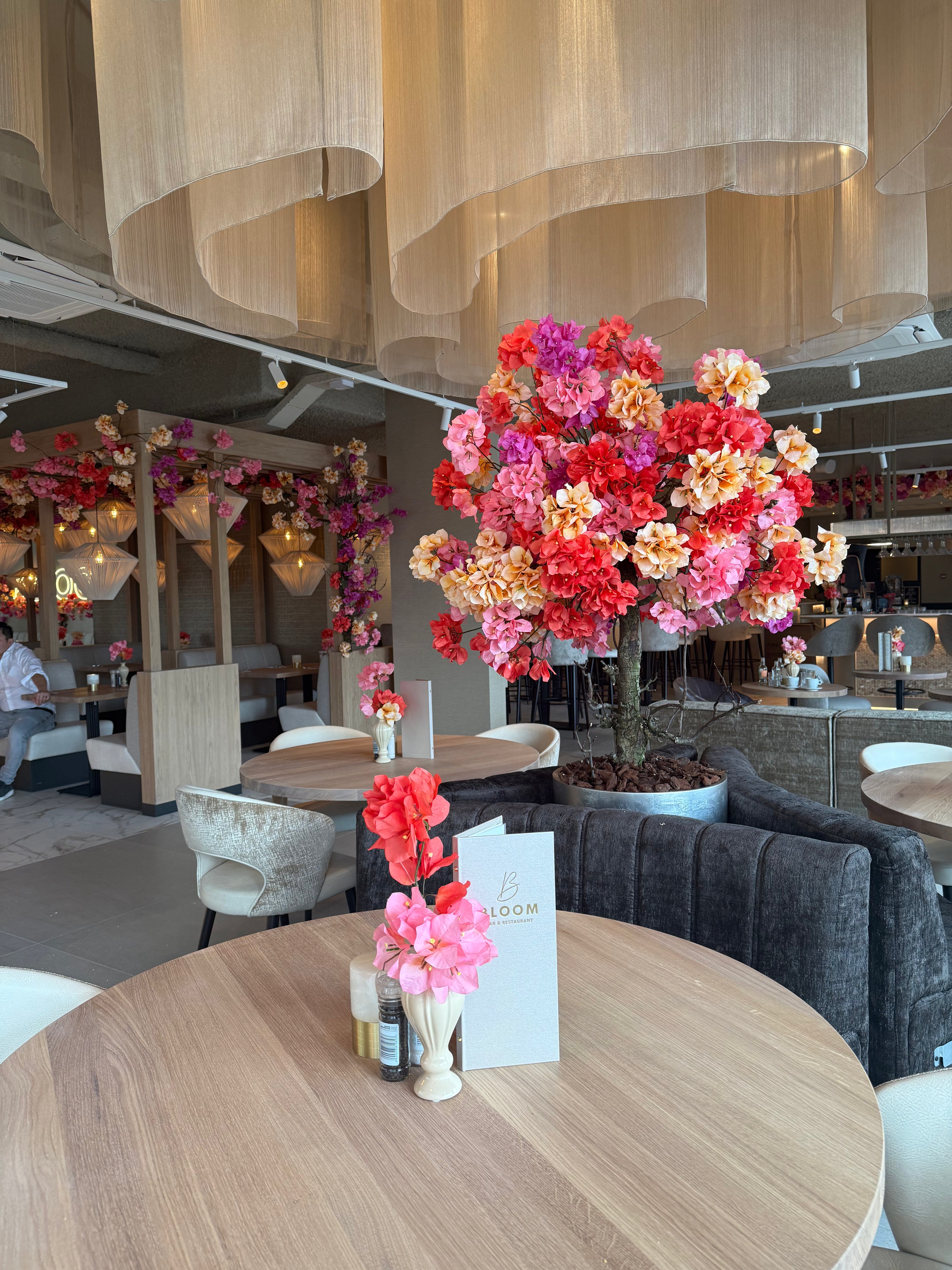 bloemstyling-bloom-zijden-bloemen-roze-oranje-restaurant2