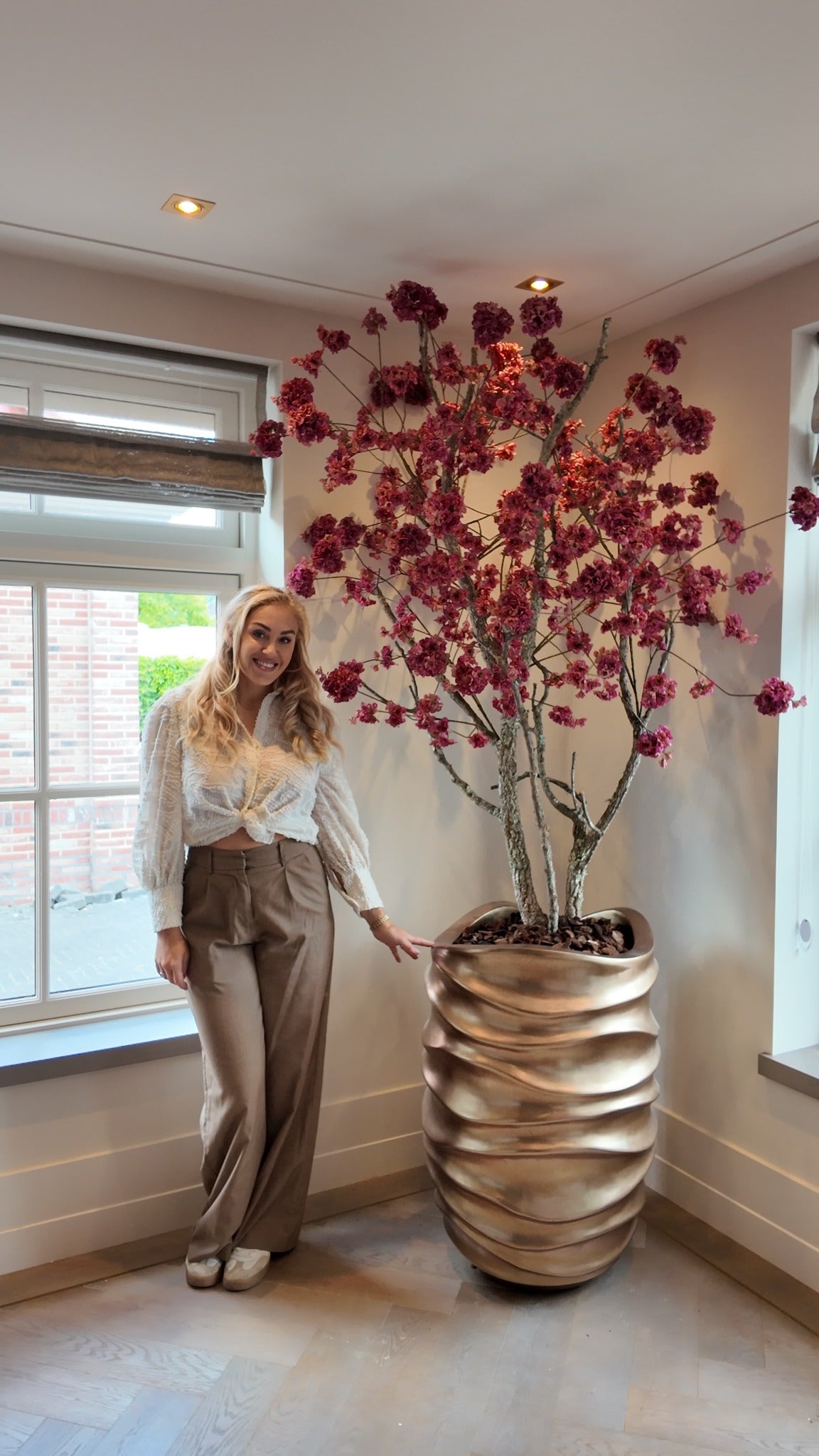 Burgundy zijden bloesemboom op maat voor een particulier interieur