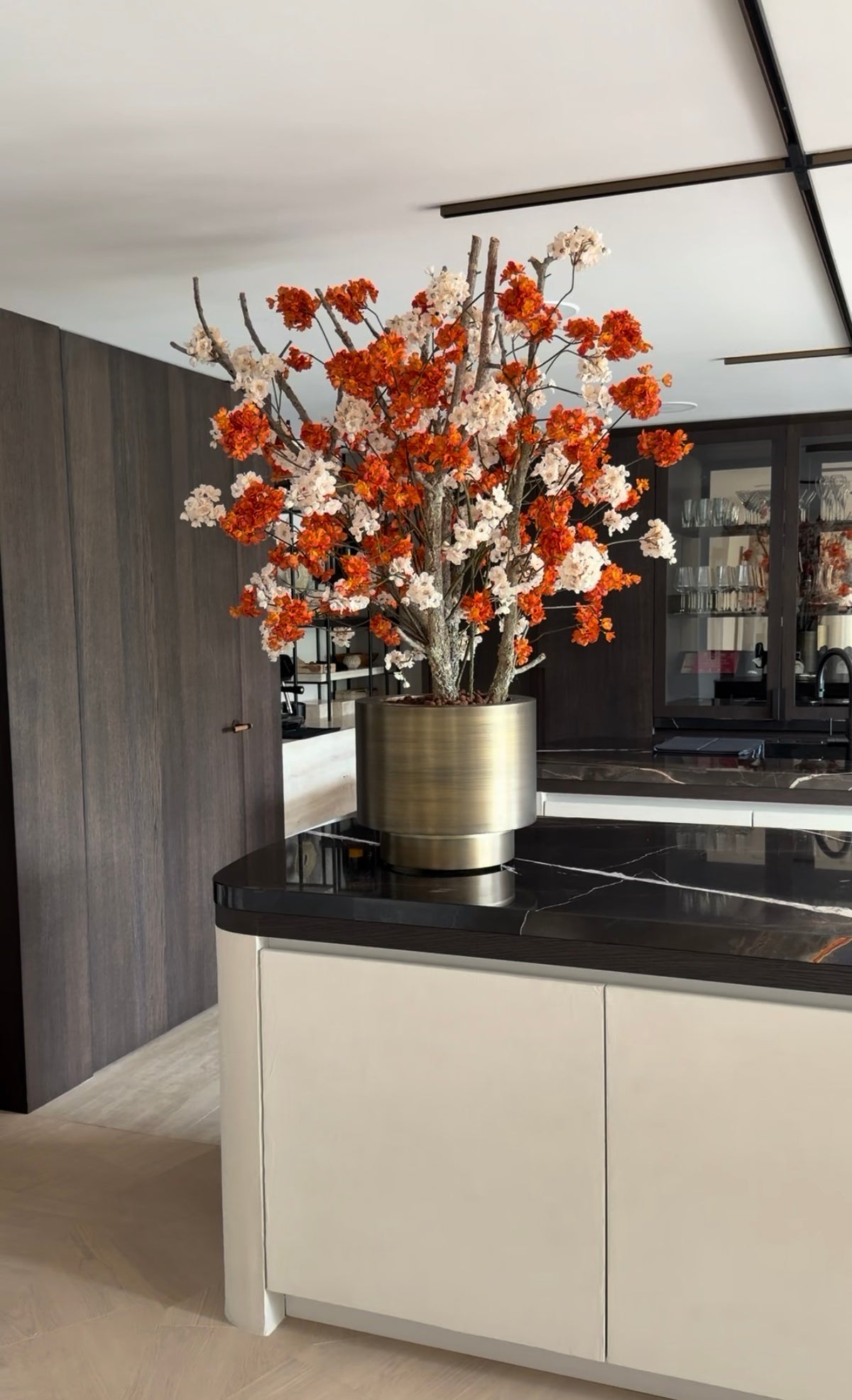 Luxe zijden bloesemboom op maat als eyecatcher in de keuken