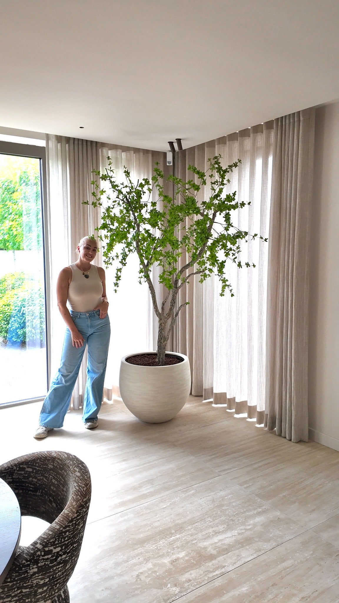 Luxe zijden groenboom op maat in een lichte woonkamer