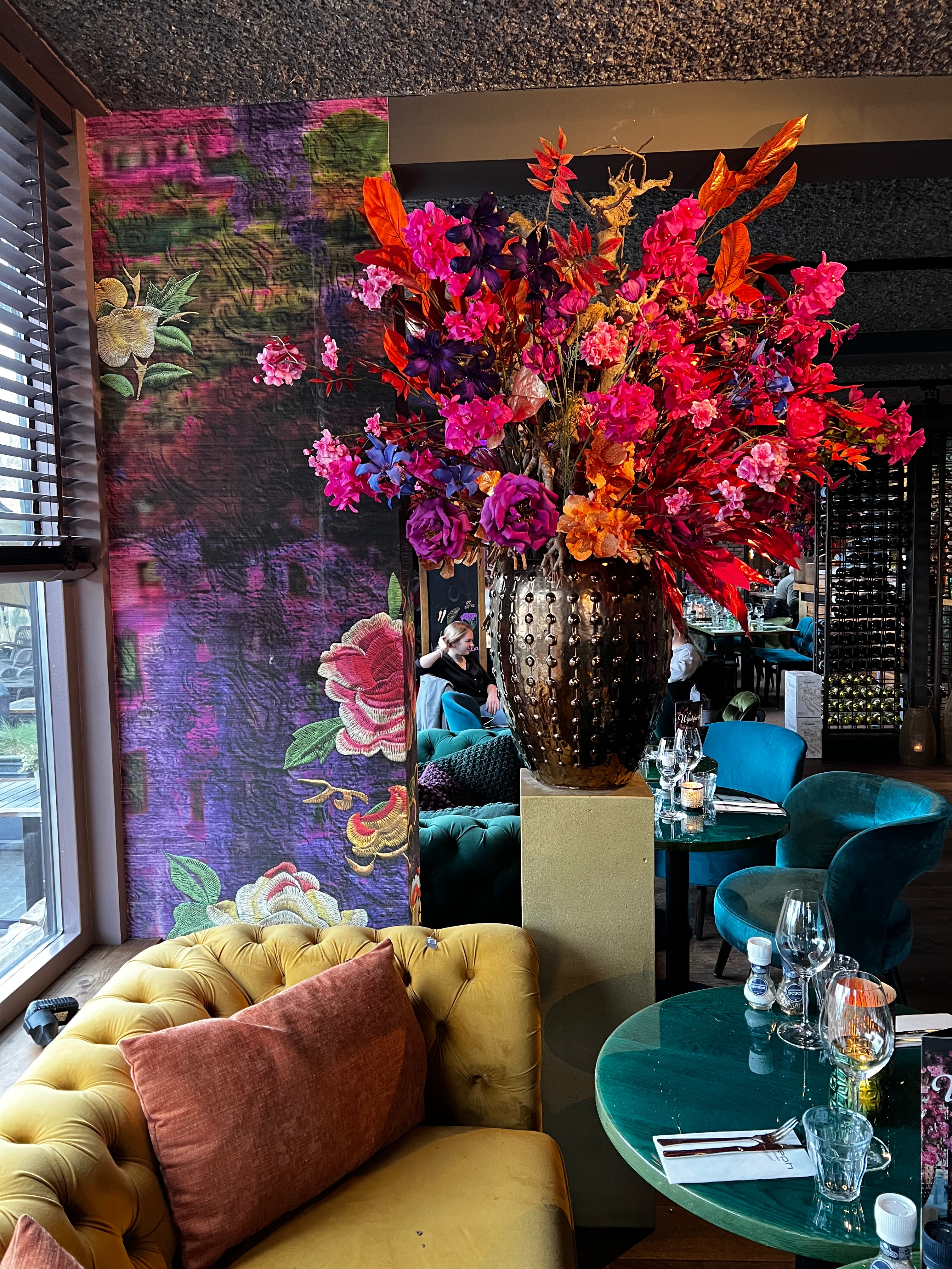 bloemstyling-restaurant-styling-joseph-aan-de-poel-zijden-bloemen1