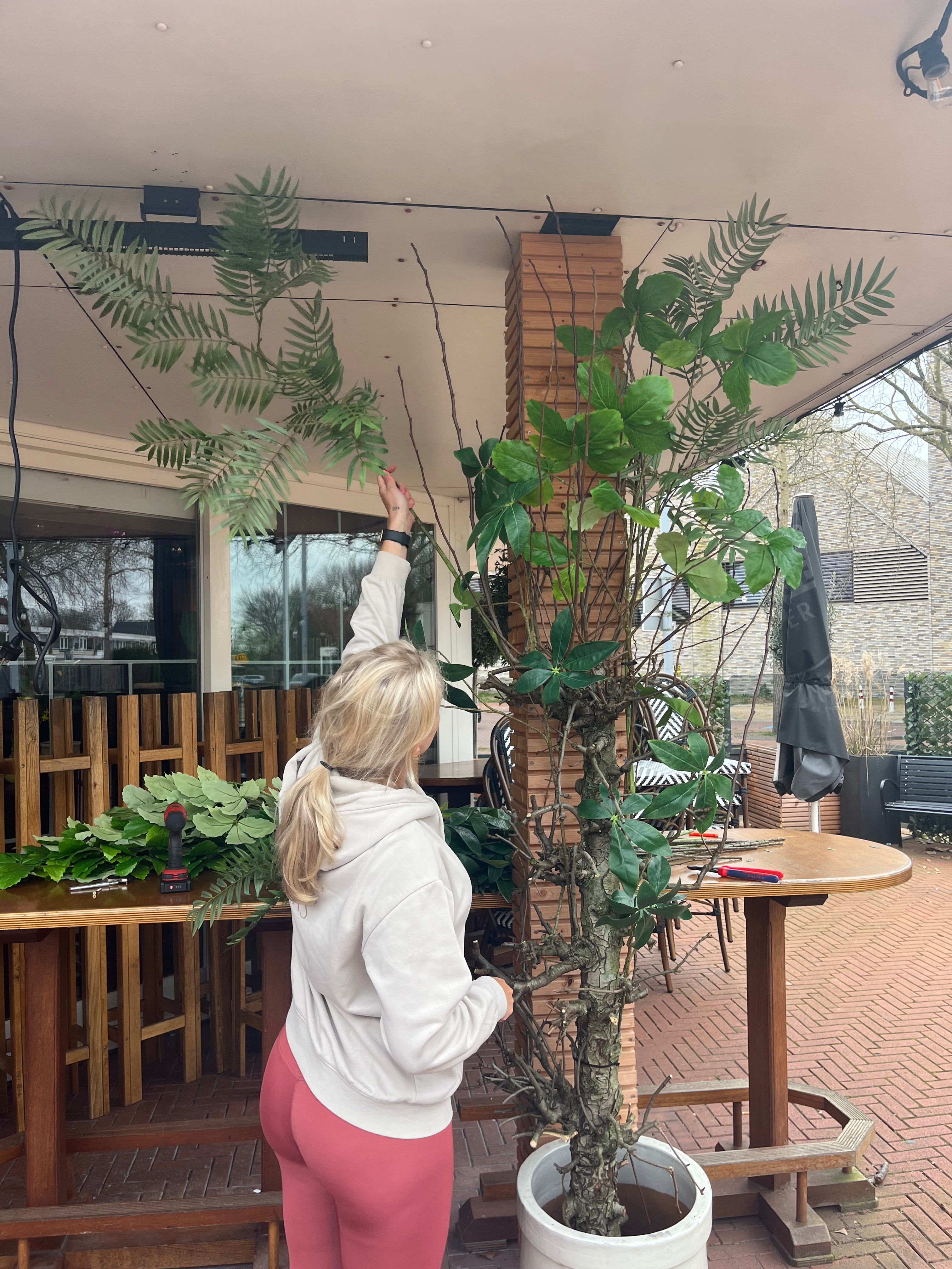 bloemstyling-zijden-bloemen-restaurant-styling-cafe-de-buren2