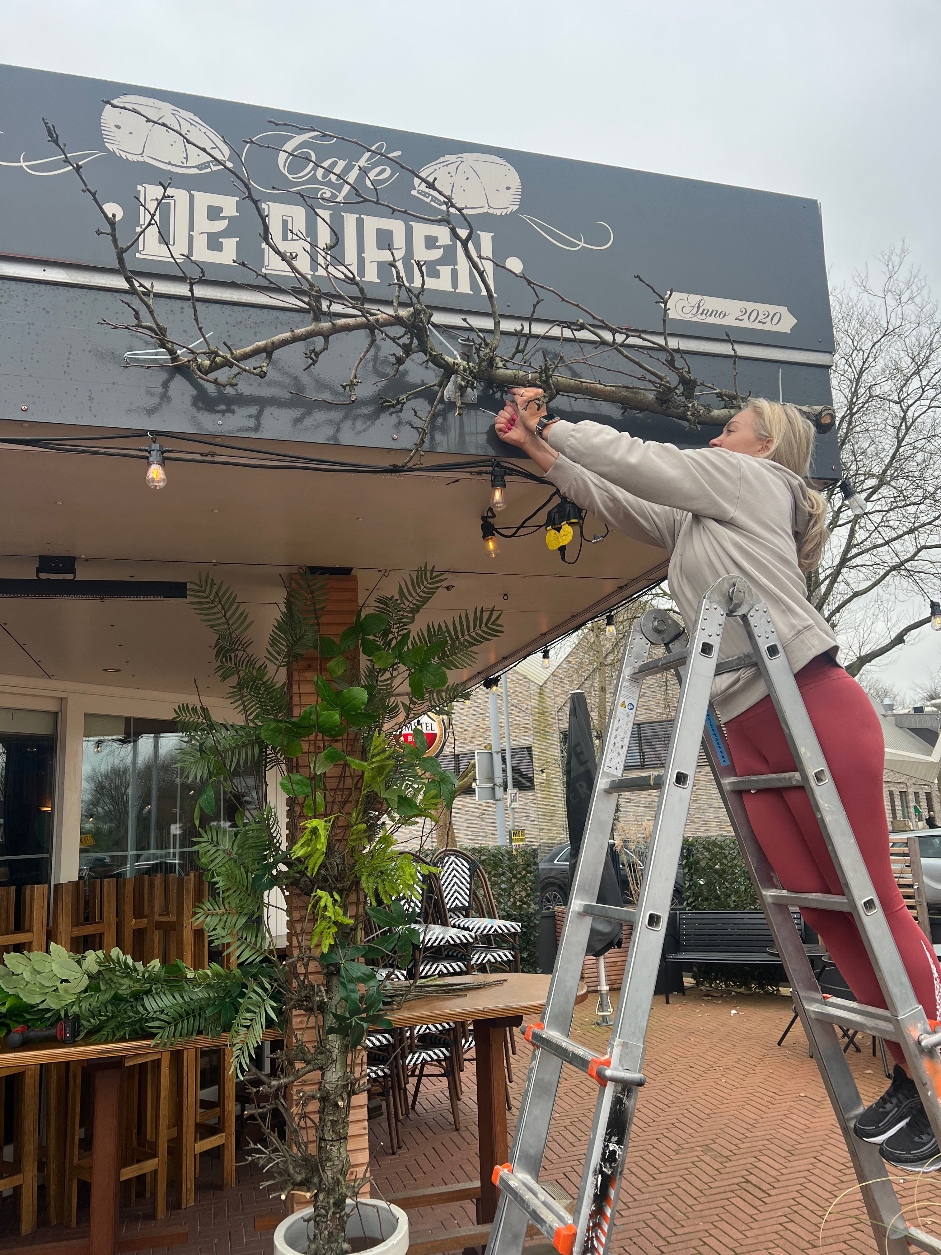 bloemstyling-zijden-bloemen-restaurant-styling-cafe-de-buren4