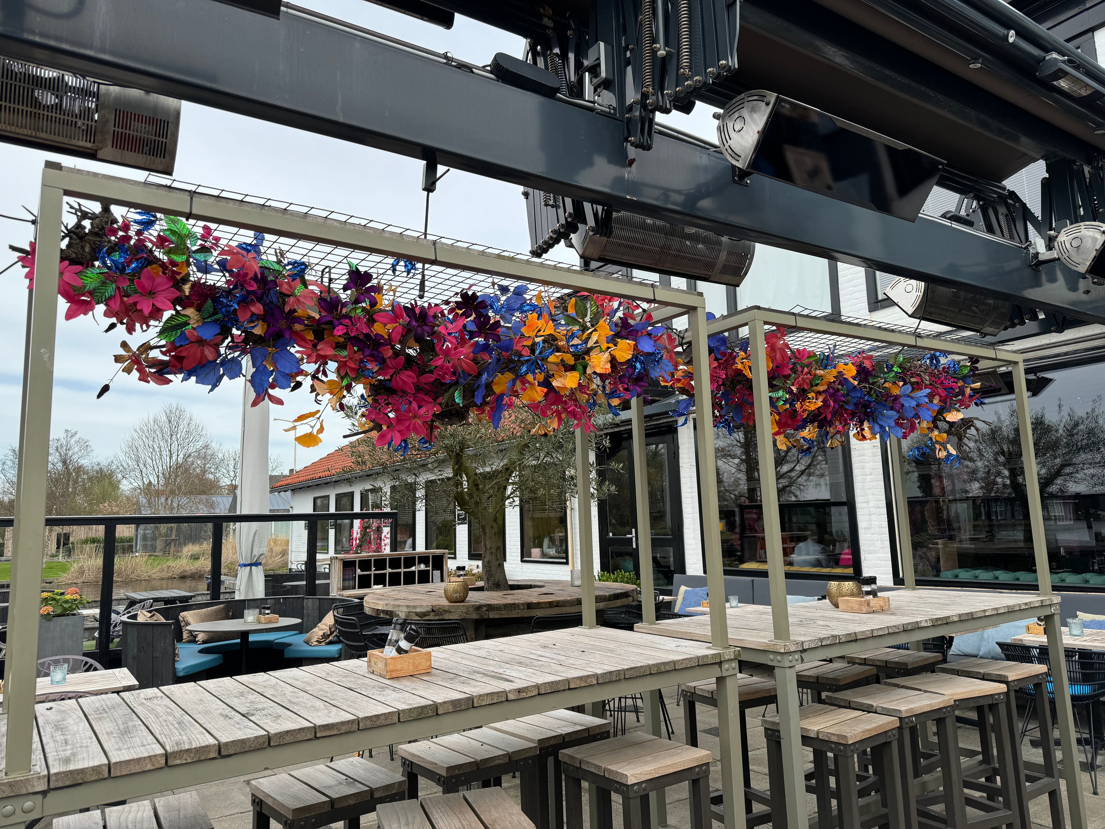 bloemstyling-zijden-bloemen-terras-styling-brasserie-de-haven-joseph-aan-de-poel1