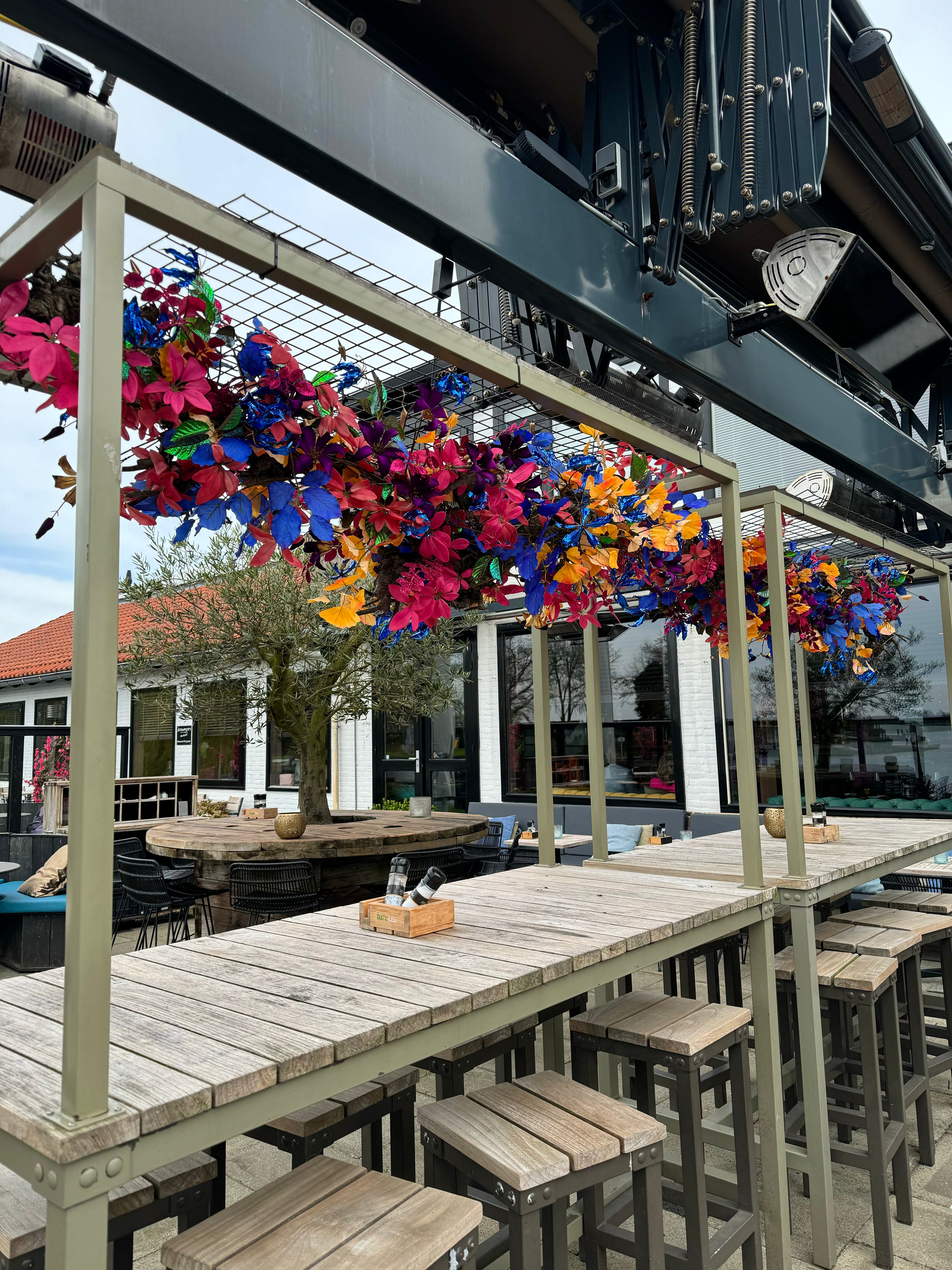 bloemstyling-zijden-bloemen-terras-styling-brasserie-de-haven-joseph-aan-de-poel2