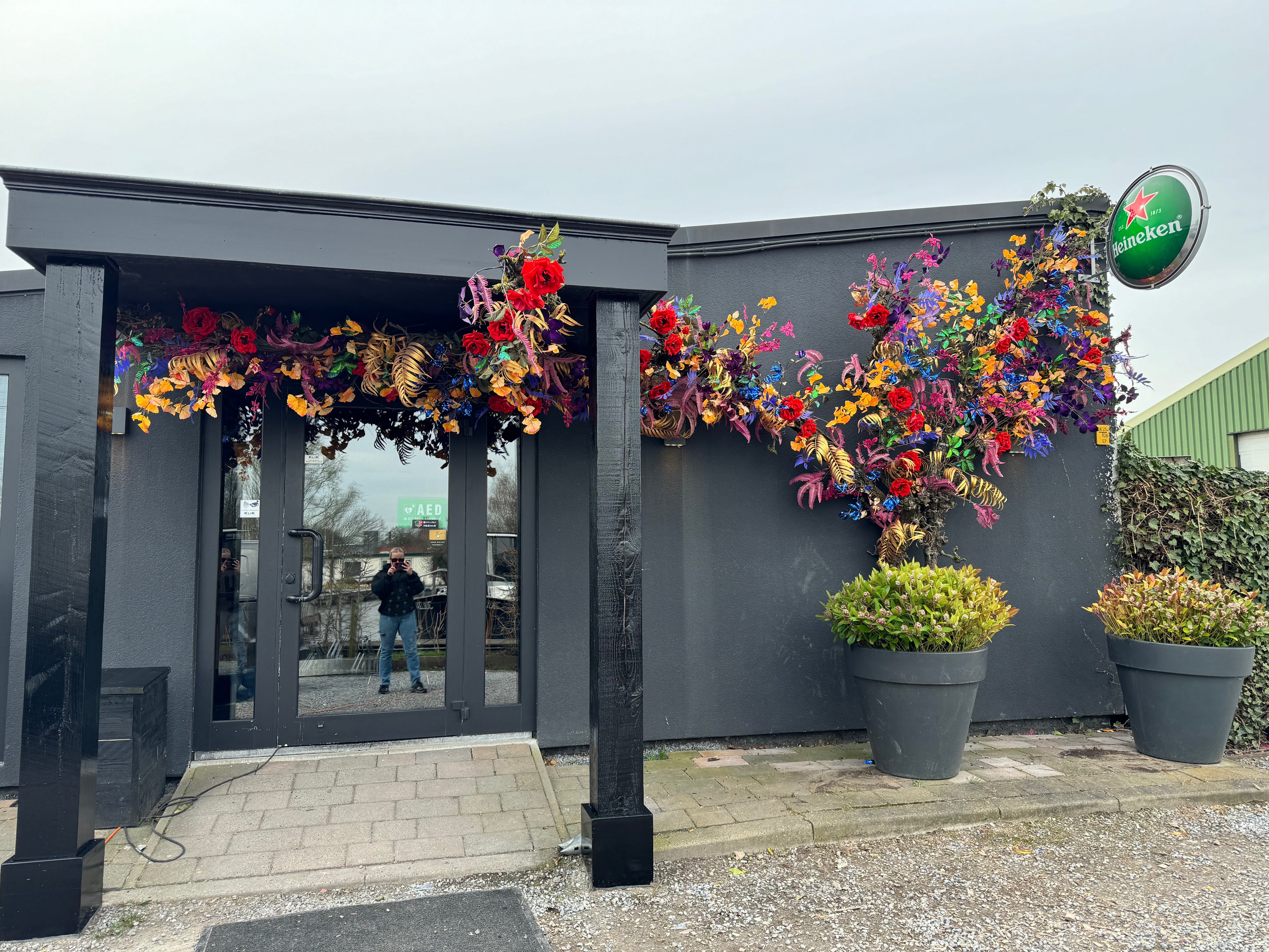 bloemstyling-zijden-bloemen-terras-styling-brasserie-de-haven-joseph-aan-de-poel4